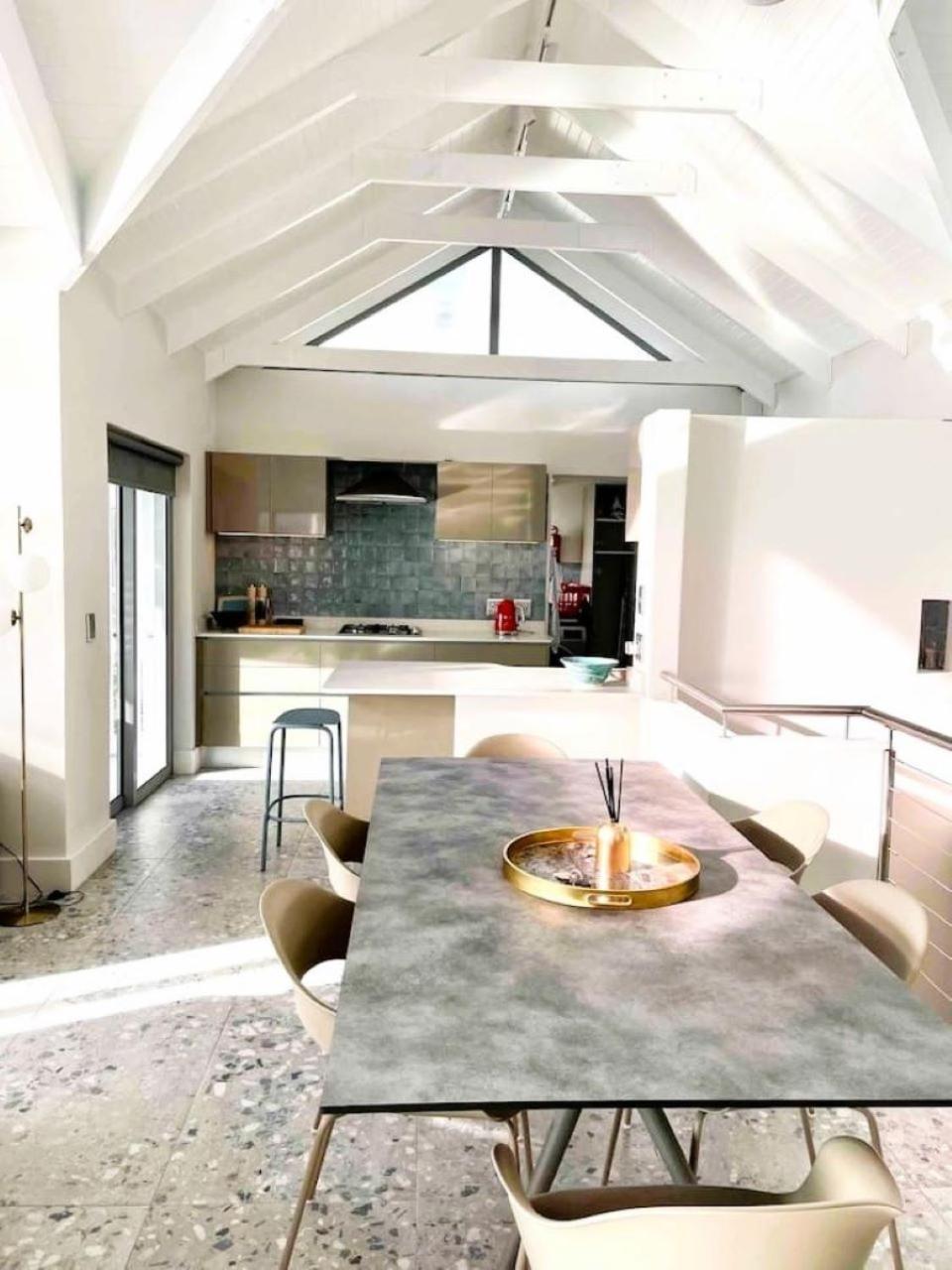 34 Whytes Way Luxury Apartment *